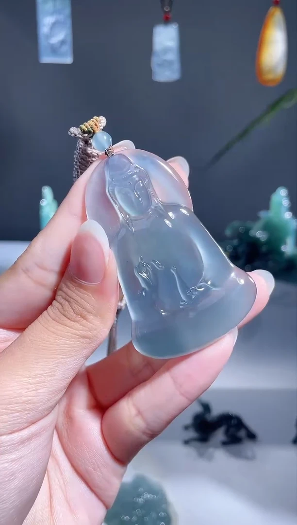 翡翠未镶嵌颈饰观音