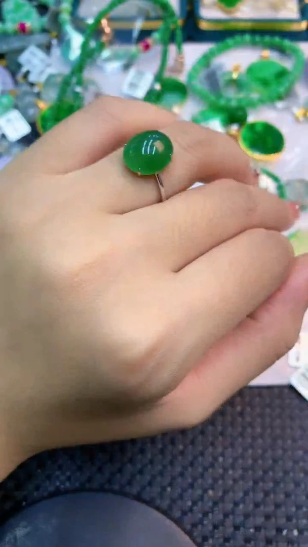 颈饰18K金镶嵌翡翠1