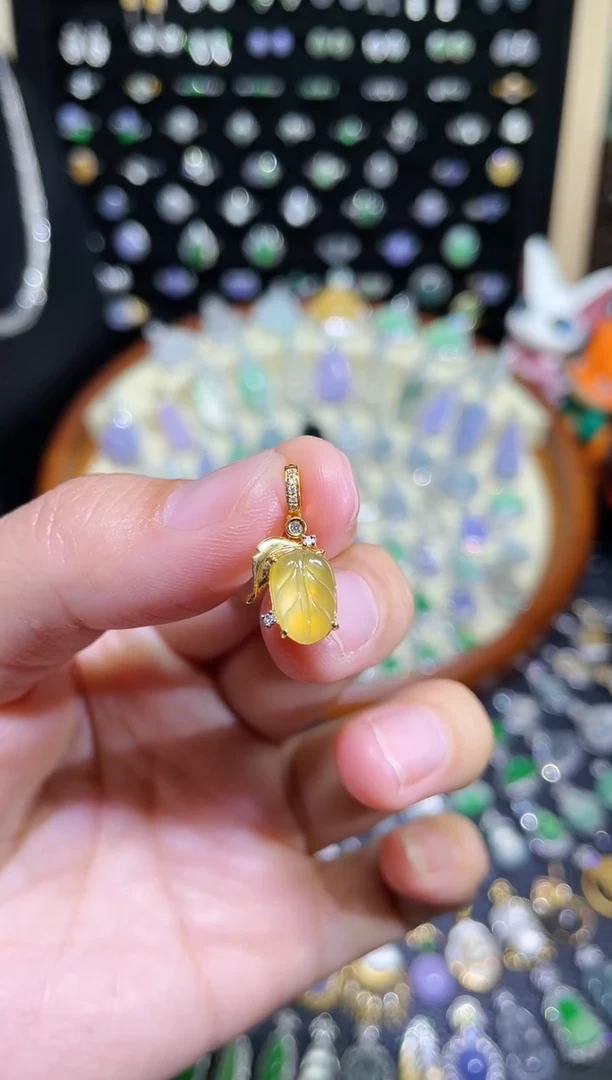 颈饰18K金镶嵌翡翠高冰玻黄叶子提溜