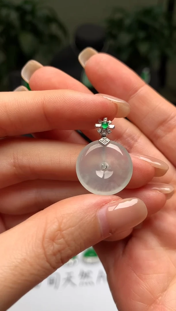 颈饰18K金镶嵌翡翠平安扣