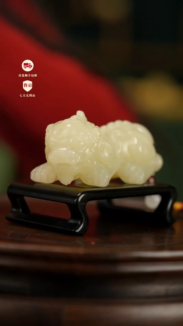 云南石竹叶青雕刻：吞金貔貅手把件摆件