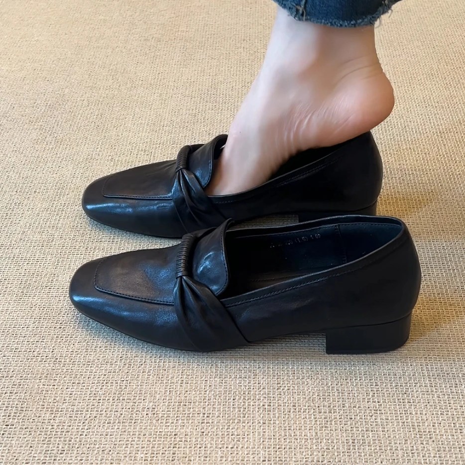RubyL/2.5cm简约复古通勤百搭褶皱方头中口一脚蹬粗跟单鞋女款