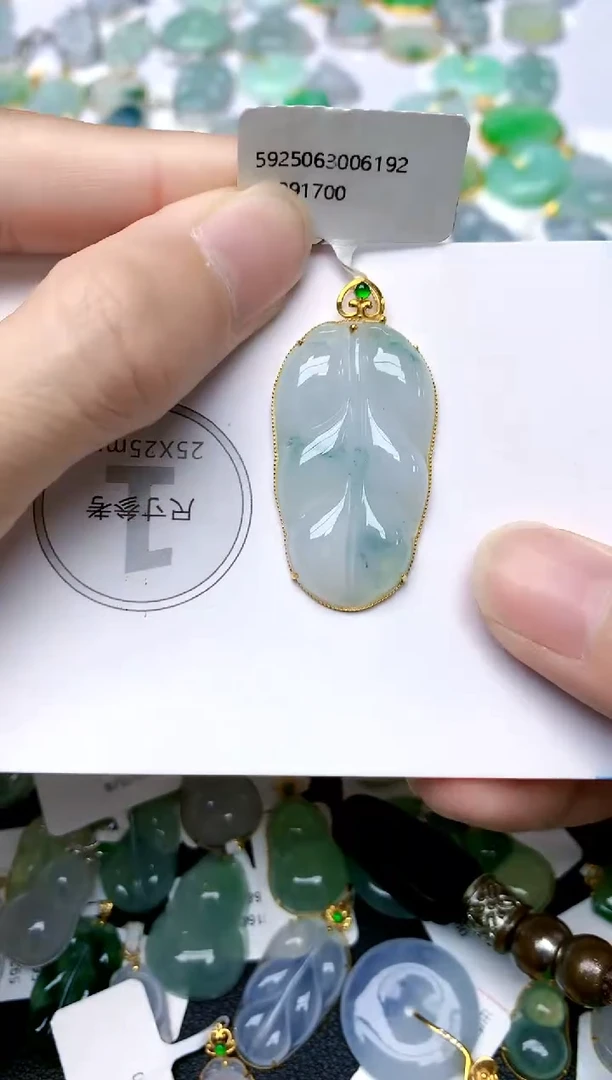 颈饰18K金镶嵌翡翠天然A货翡翠