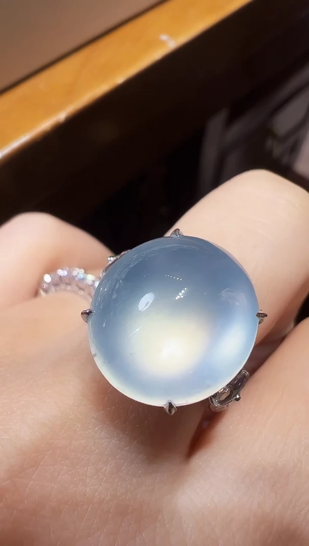 18K金镶嵌戒指翡翠蛋面