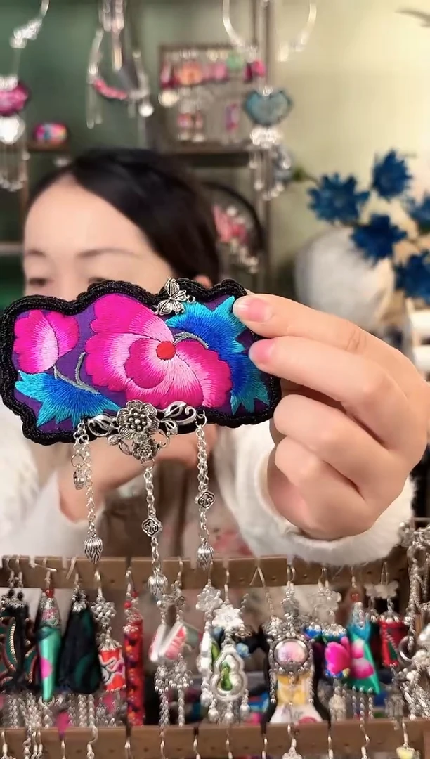 彩云南阁非遗老绣饰品568*