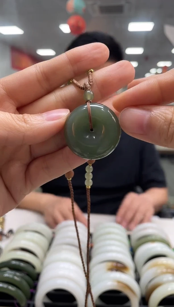 和田玉未镶嵌颈饰沙枣青高品平安扣吊坠随机发一条