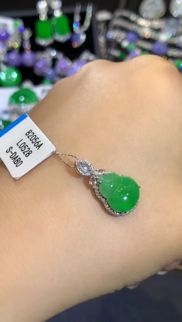 吊坠(不含链)18K金镶嵌翡翠多样性发其一