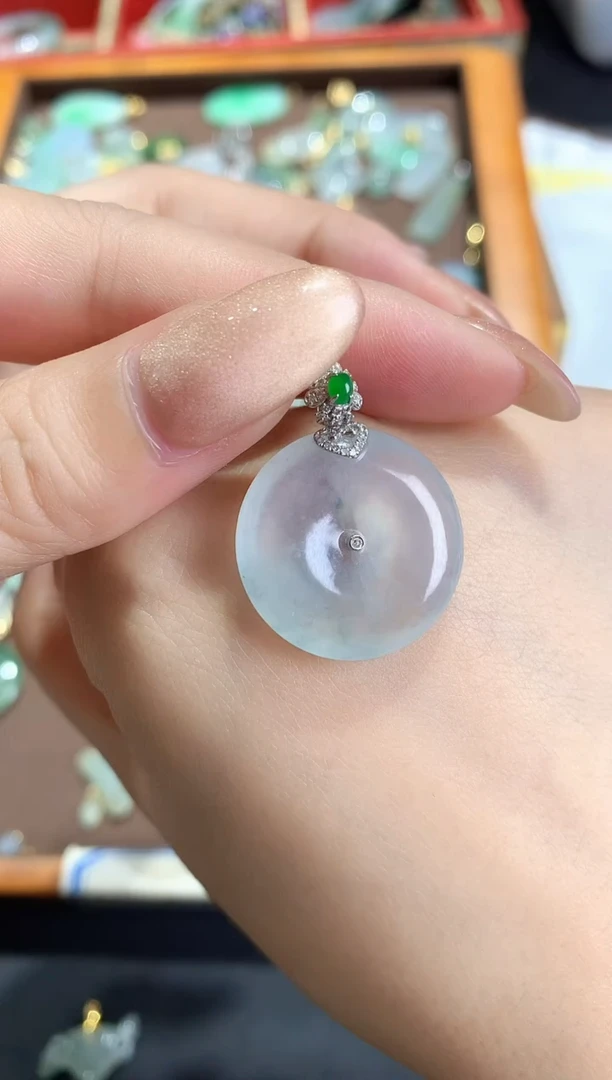 颈饰18K金镶嵌翡翠2025111701