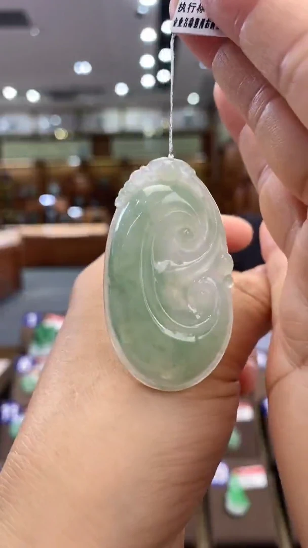 翡翠未镶嵌颈饰如意