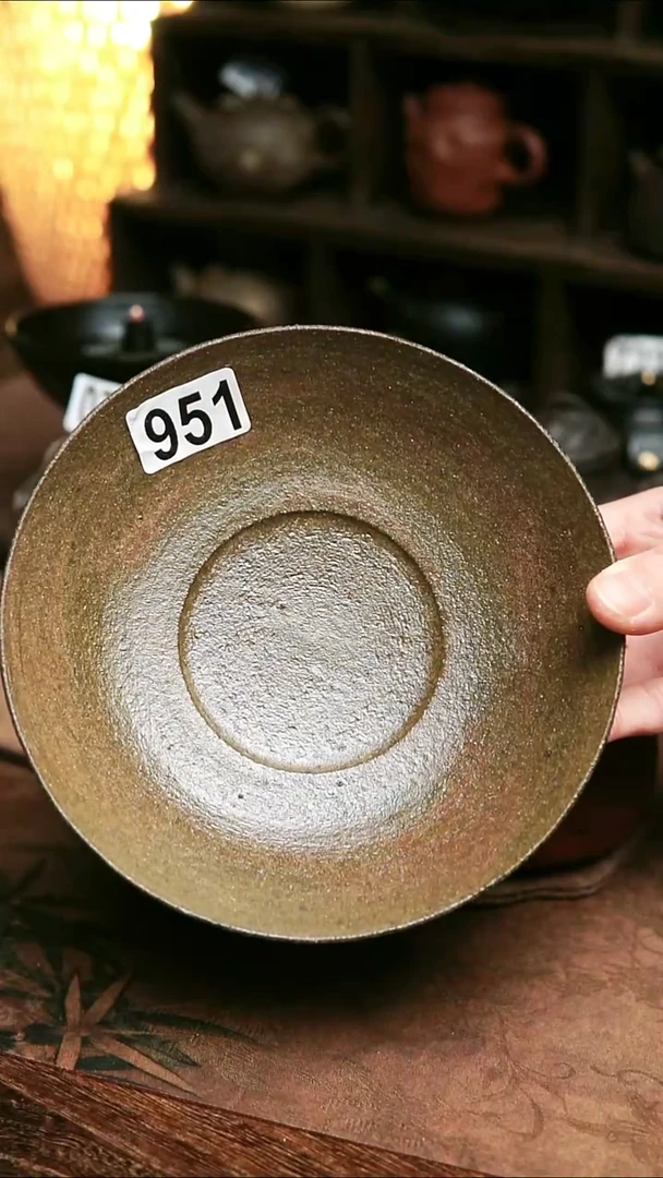 951号紫砂全手工粉引壶承（外黑内咖黄）