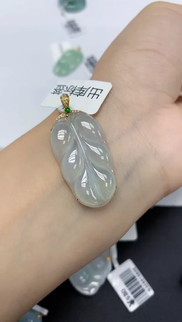 翡翠18K金镶嵌颈饰天然缅甸翡翠A货