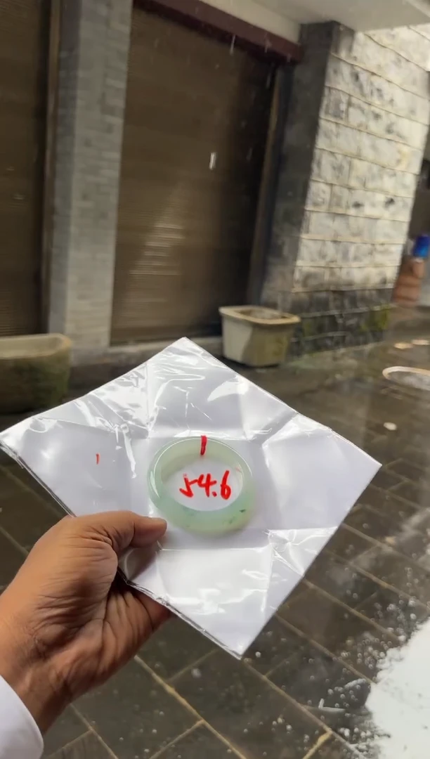 未镶嵌手镯翡翠手镯包容价