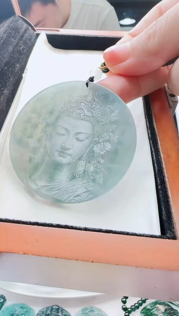 翡翠未镶嵌颈饰多样性发货其中一件