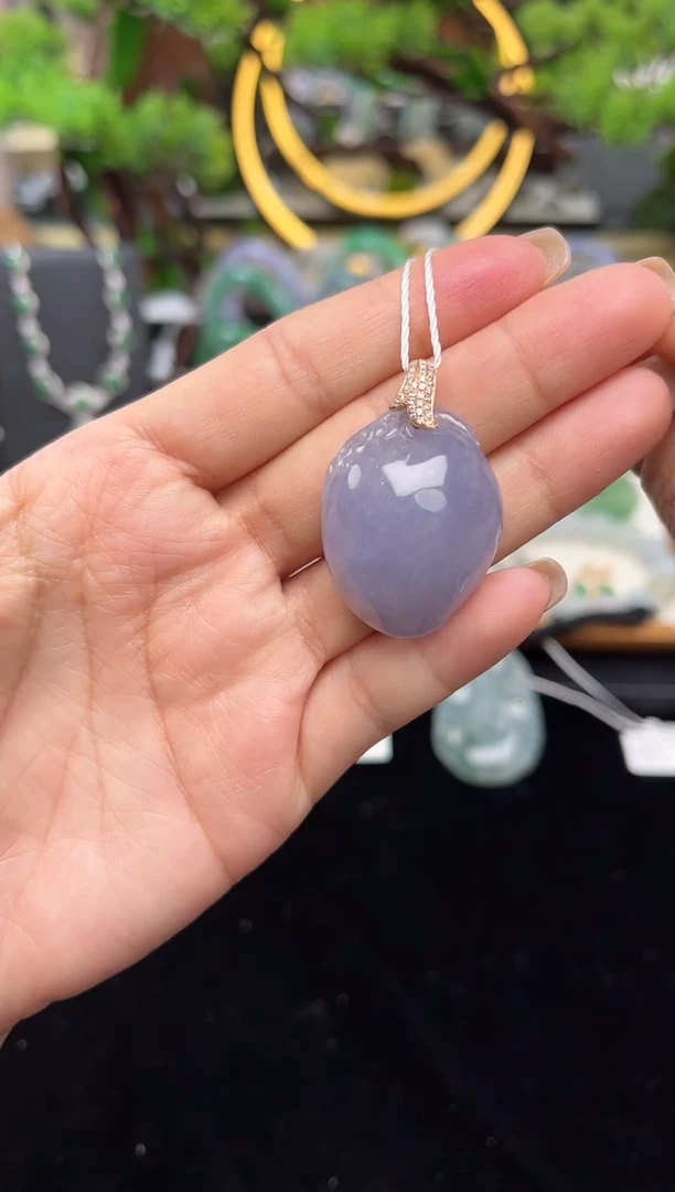 颈饰18K金镶嵌翡翠吊坠