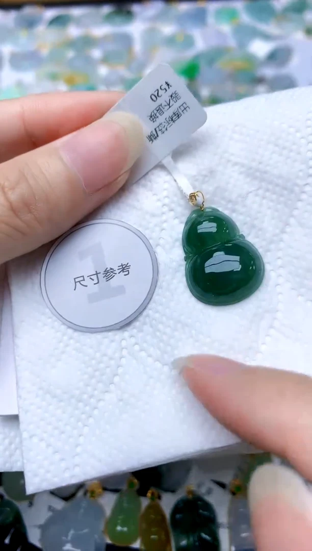 颈饰18K金镶嵌翡翠天然A货翡翠
