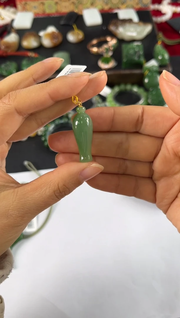 颈饰18K金镶嵌和田玉吊坠