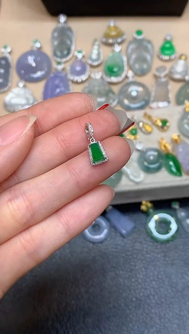 颈饰18K金镶嵌翡翠无事牌【无服务费