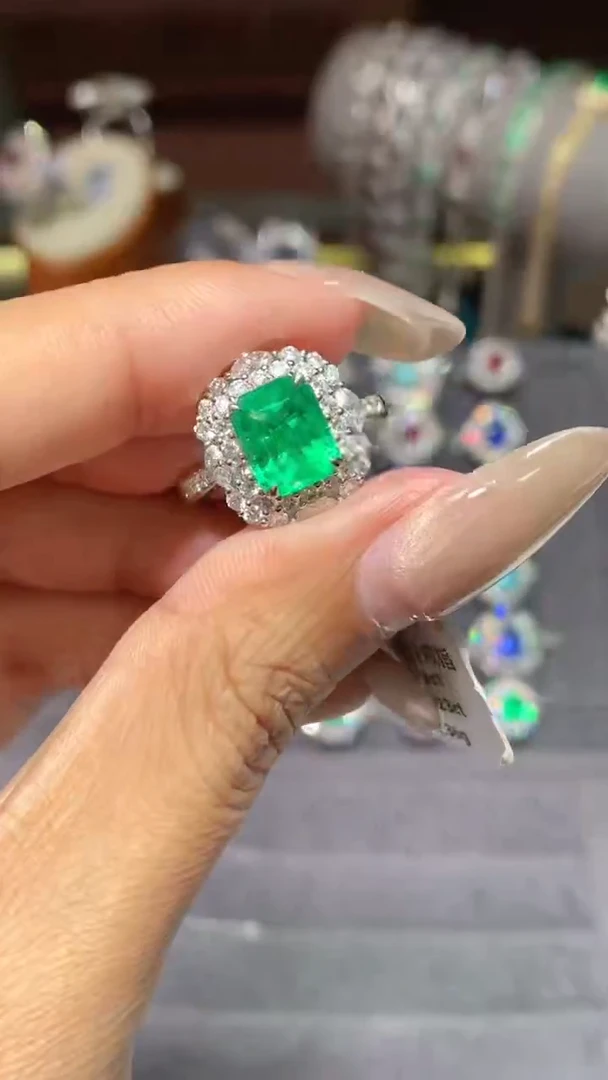 18K金镶嵌戒指祖母绿1.89ct