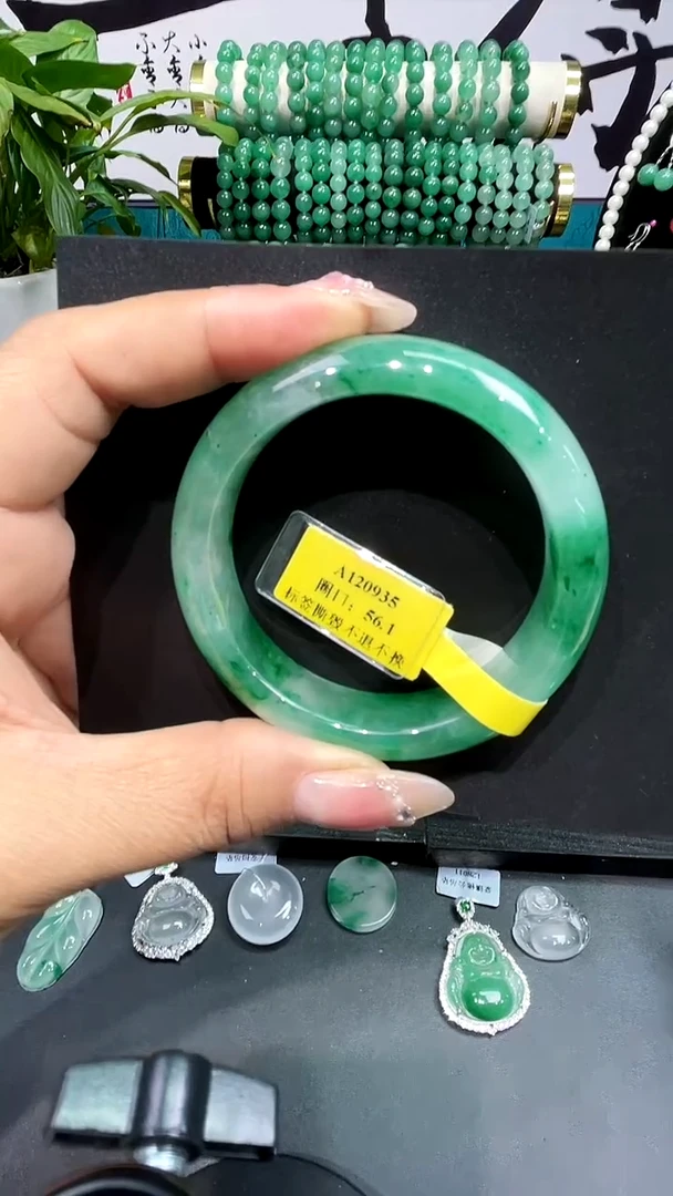 未镶嵌手镯石英质玉（非洲翠）手镯