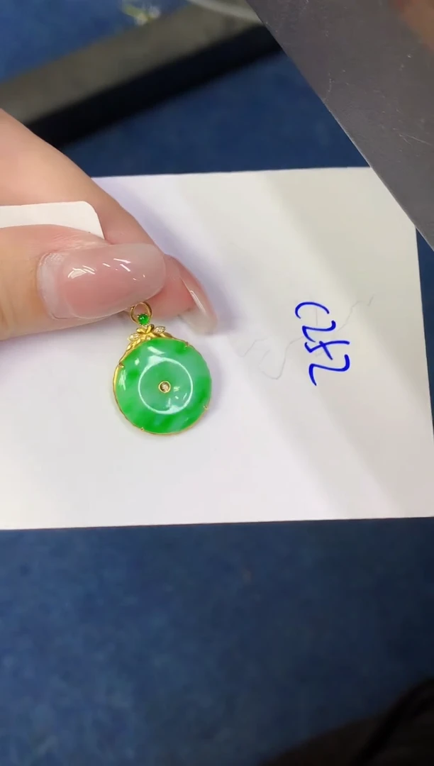 翡翠18K金镶嵌颈饰缅甸天然翡翠A货