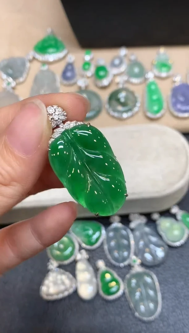 颈饰18K金镶嵌翡翠树叶【无服务费