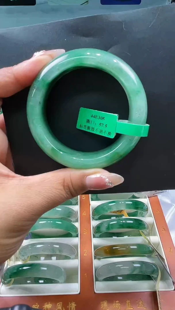 未镶嵌手镯石英质玉（非洲翠）手镯