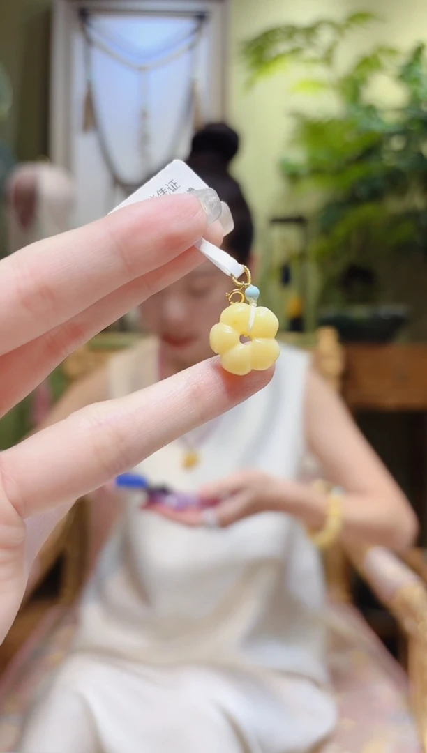 【闪购商品】蜜蜡裸石18K金镶嵌蜜蜡花卡扣挂件