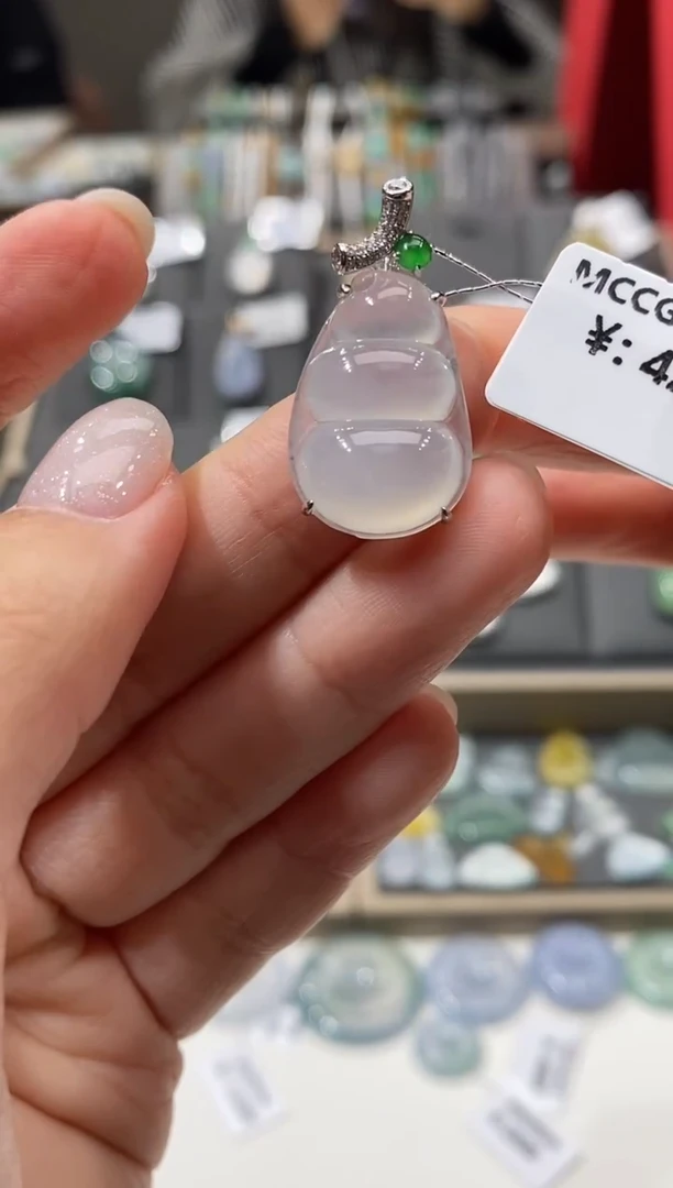 颈饰18K金镶嵌翡翠豆子