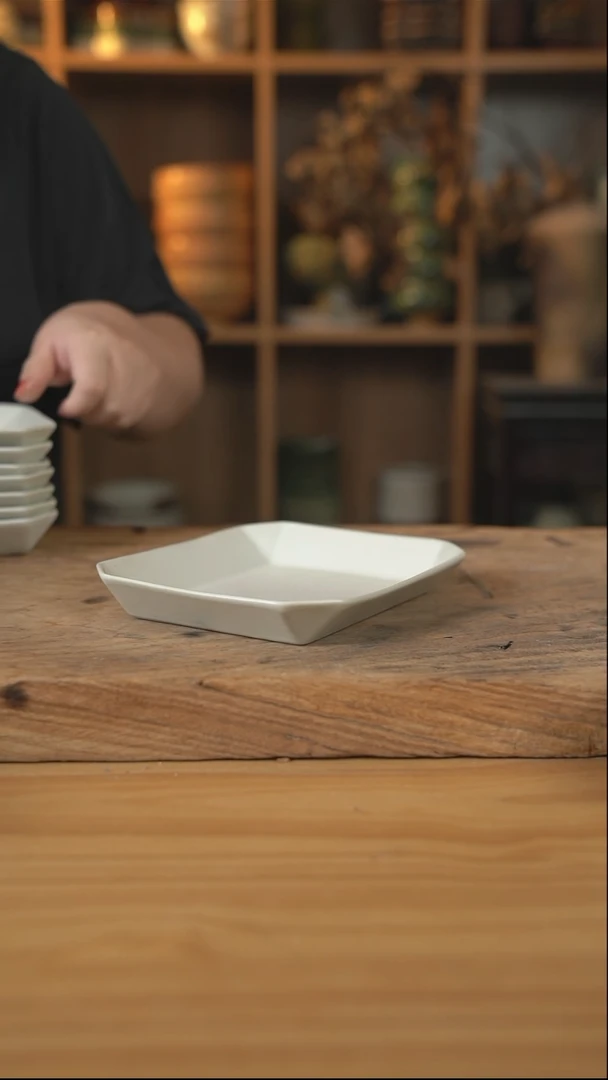 微瑕的白色系列的7英寸四方盘