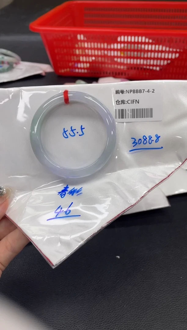 翡翠手镯未镶嵌翡翠手镯