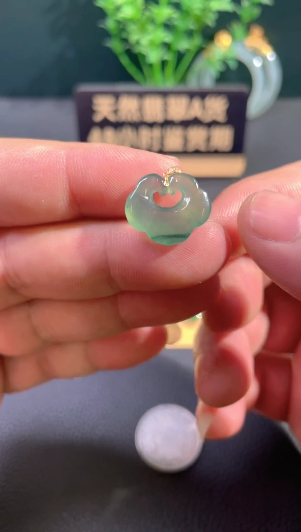 颈饰18K金镶嵌翡翠翡翠