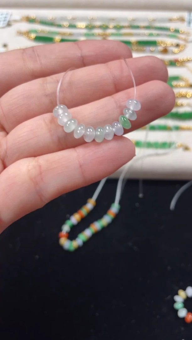 未镶嵌手串翡翠一条   P583