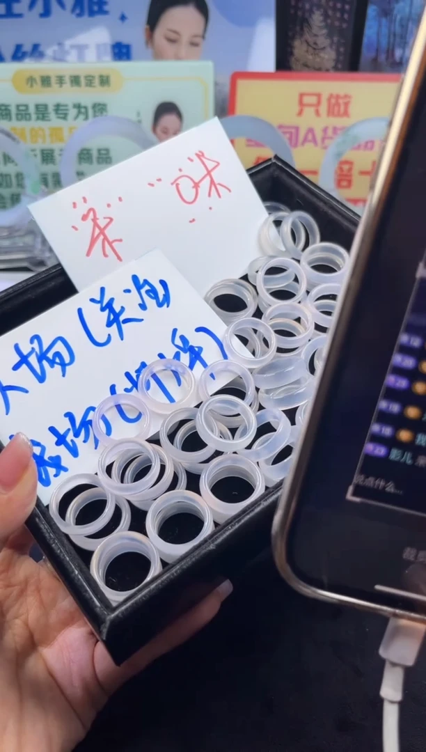 颈饰未镶嵌翡翠灰****?戒圈