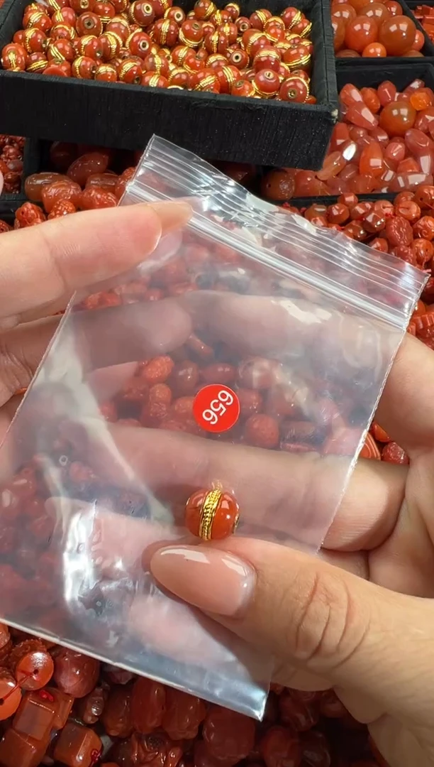 南红玛瑙未镶嵌颈饰1