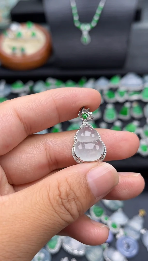 翡翠18K金镶嵌吊坠(不含链)多人