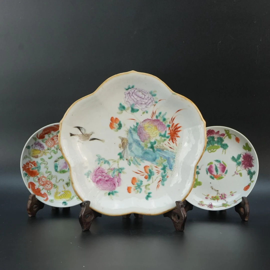 lot 11110 2292 同治 青花花卉菊瓣盘 尺寸不一