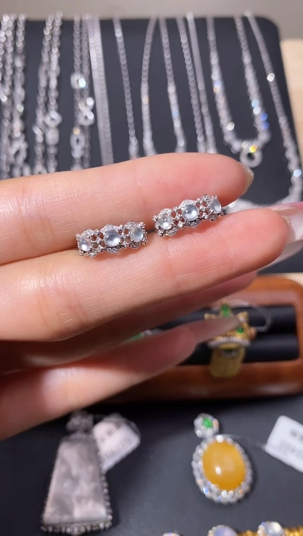 颈饰18K金镶嵌翡翠耳饰