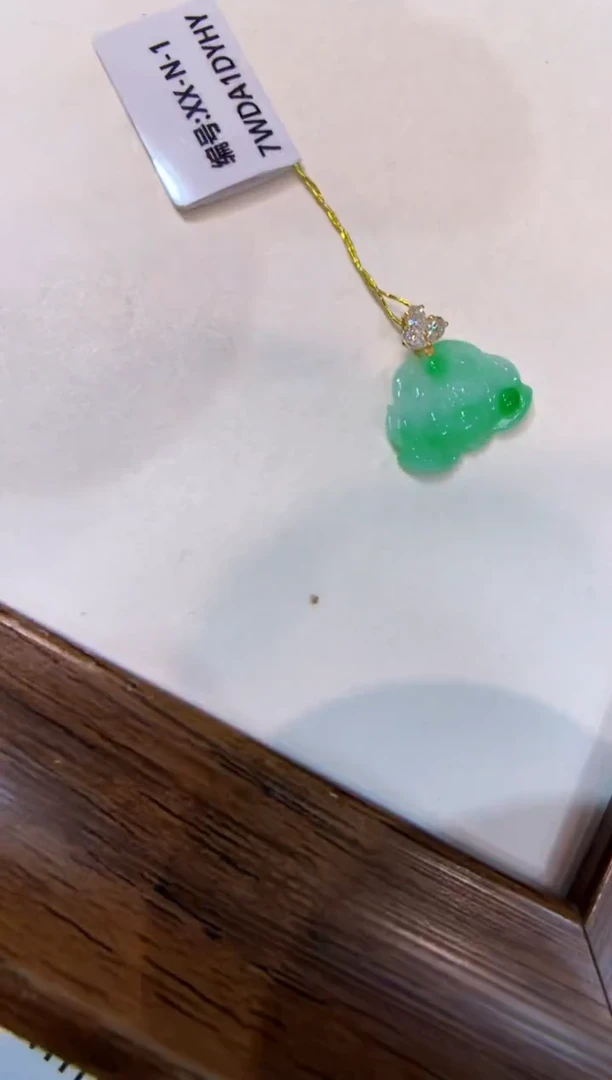 颈饰18K金镶嵌翡翠莲花