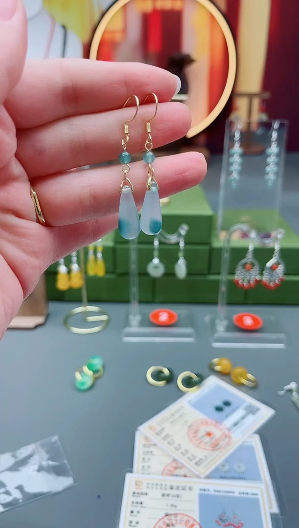 未镶嵌石英质玉（天山翠）耳饰天山翠水滴