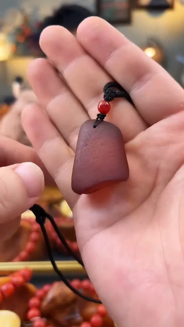未镶嵌颈饰琥珀吊坠