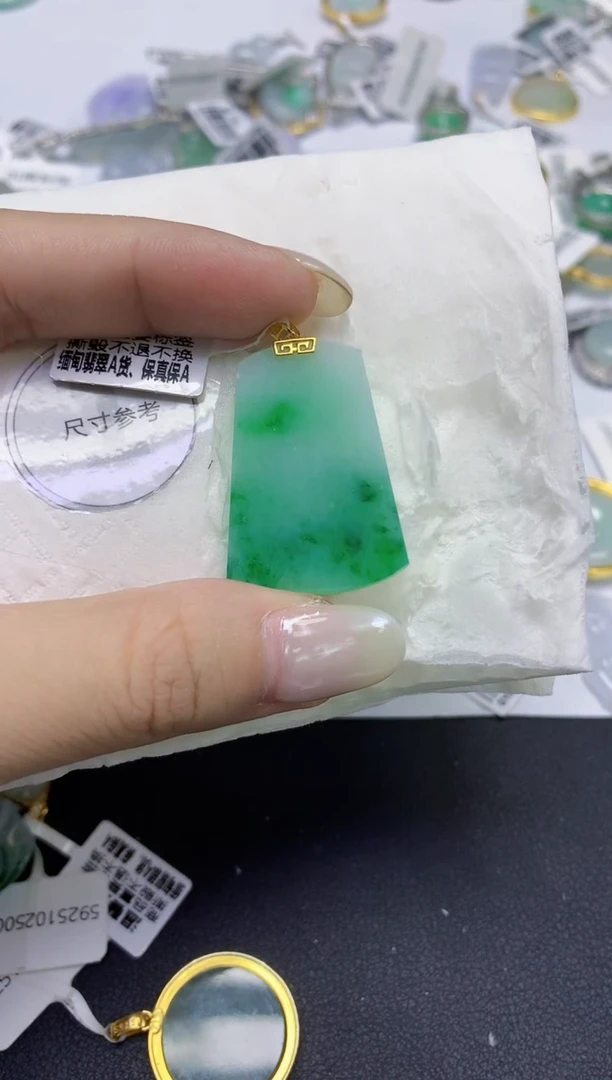 颈饰18K金镶嵌翡翠天然缅甸翡翠A货百元以上9元证书费自理