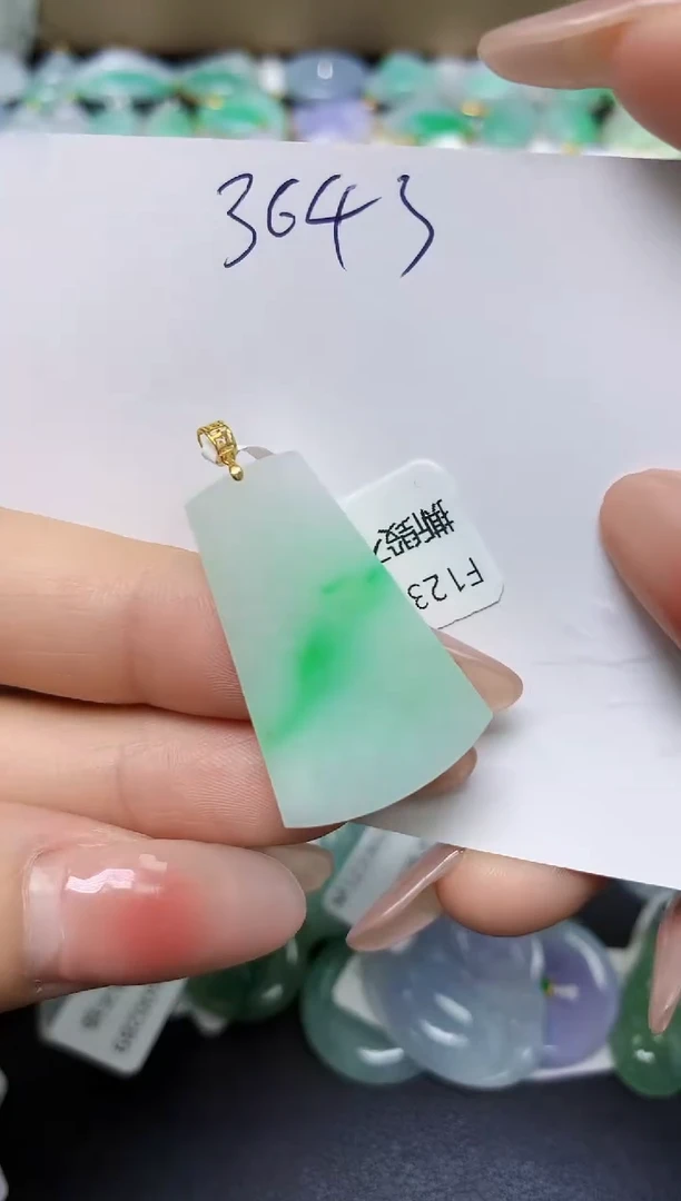 翡翠18K金镶嵌颈饰 天然缅甸翡翠A货