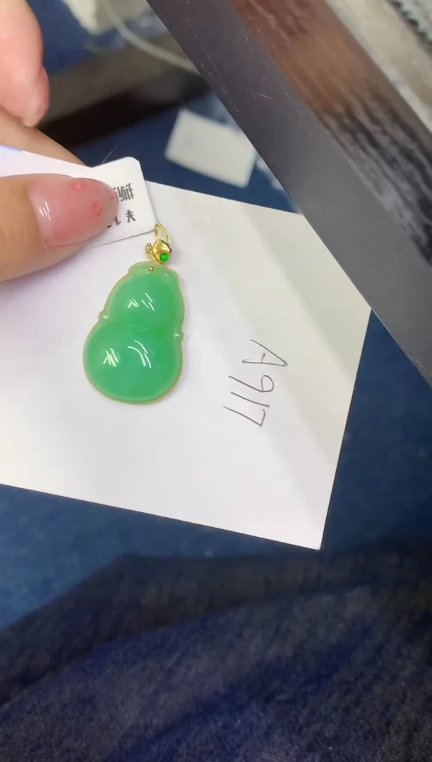 翡翠18K金镶嵌颈饰缅甸天然翡翠A货