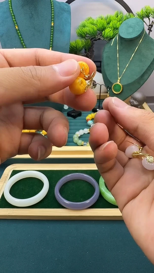 14K金镶嵌蜜蜡耳饰E01