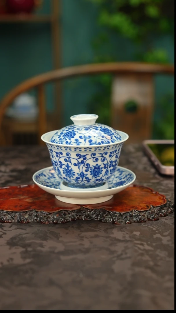 青花手绘缠枝莲三才盖碗