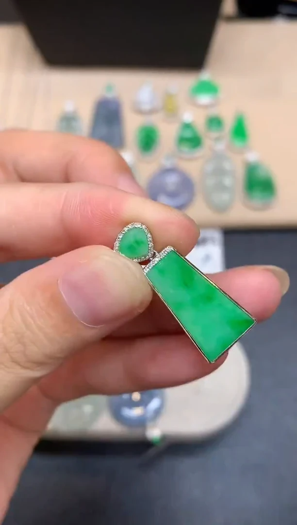 颈饰18K金镶嵌翡翠无事牌【无服务费