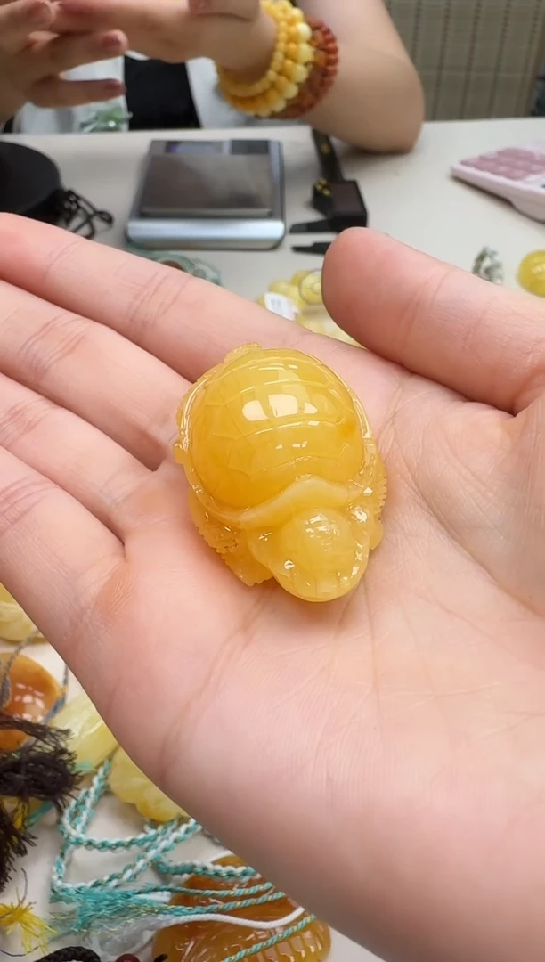 未镶嵌琥珀裸石如图