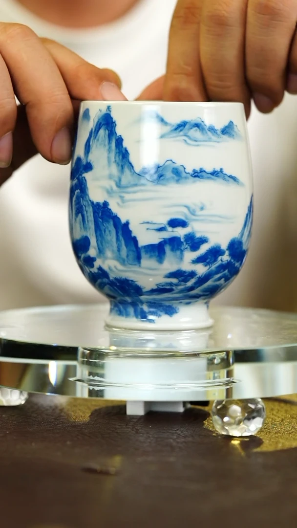 青花山水品茗杯。