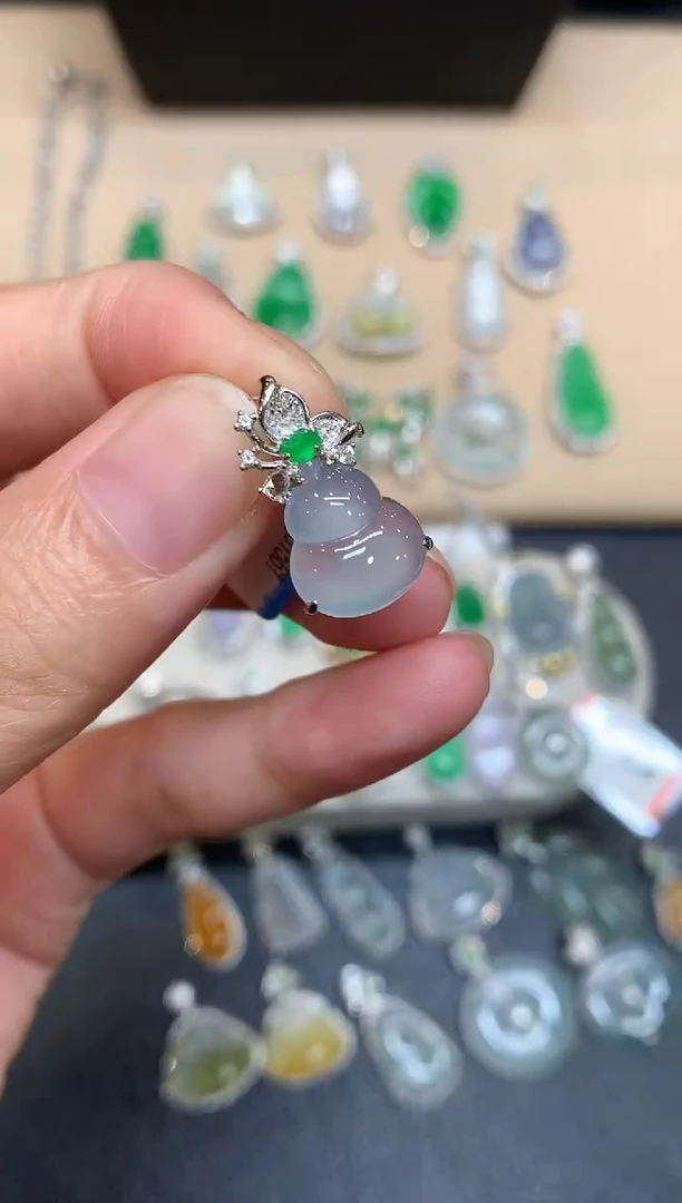 颈饰18K金镶嵌翡翠葫芦【无服务费