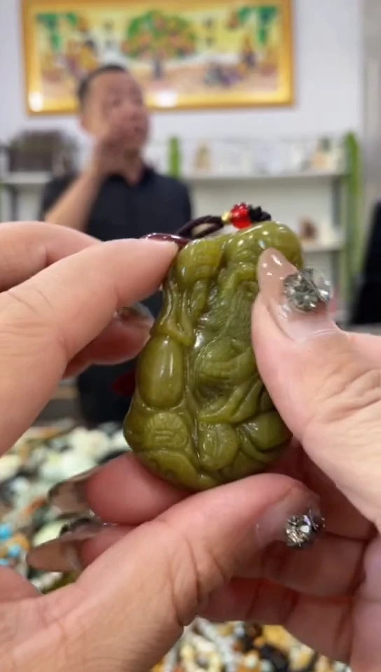 未镶嵌蛇纹石玉挂件